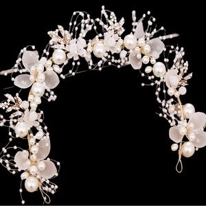 Elegant Pearl and Floral Hairpiece